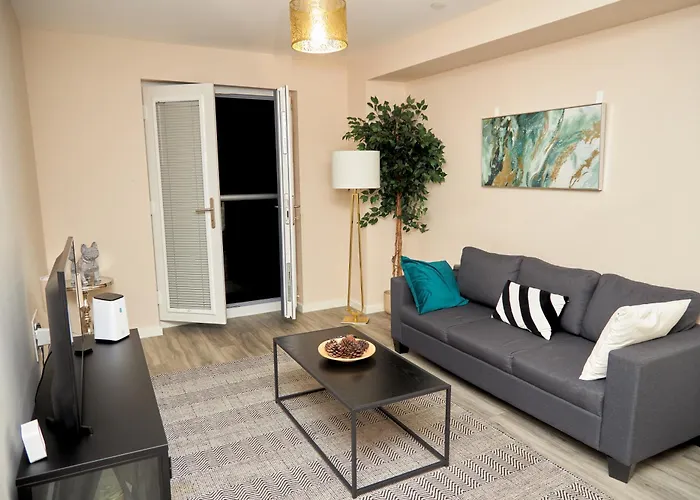 Deluxe And Cozy Two Bedroom With 1 Bathroom And Open Balcony 맨체스터