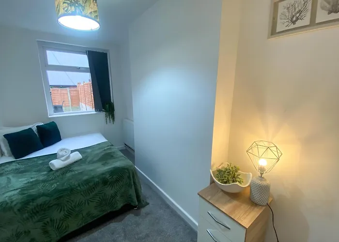 5 Bedroom Luxury Townhouse Near Centre, Sleep 16 *