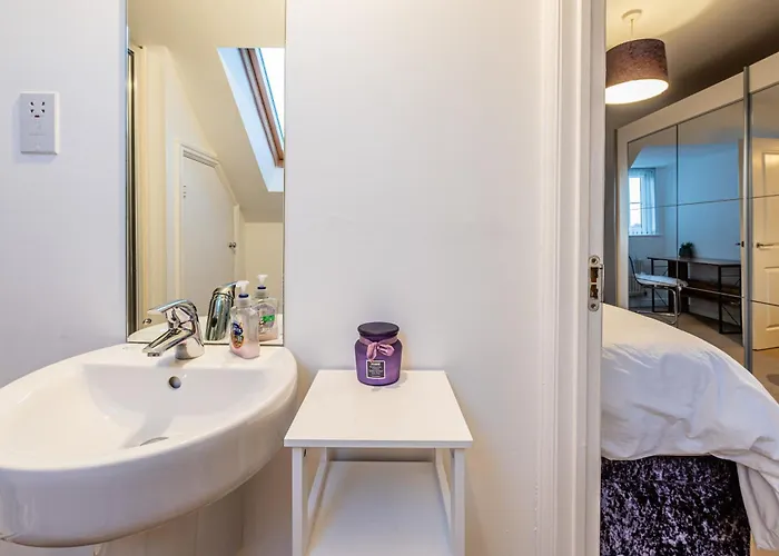 Дом отдыха 4 Bedroom Town House- Free Parking, Perfect For Families And Contractors