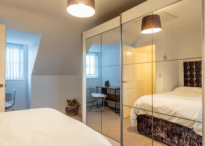 4 Bedroom Town House- Free Parking, Perfect For Families And Contractors Дом отдыха *