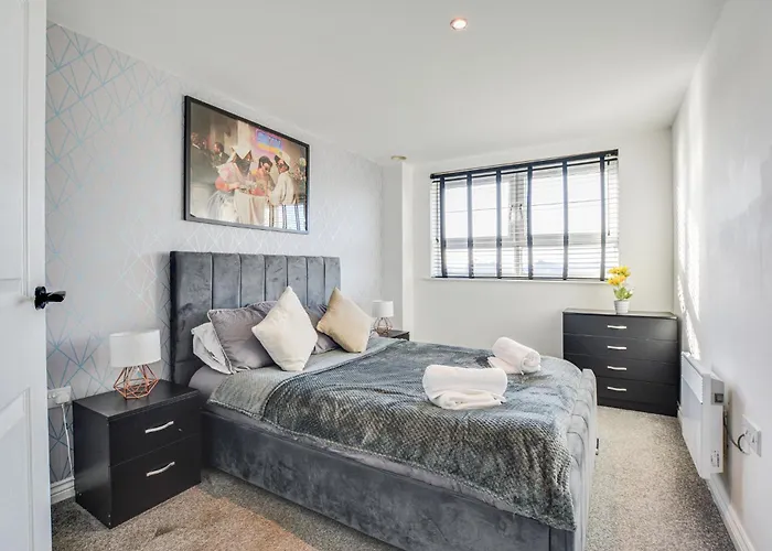 New Stylish Free Parking Sleeps 5 Or 6 Manchester