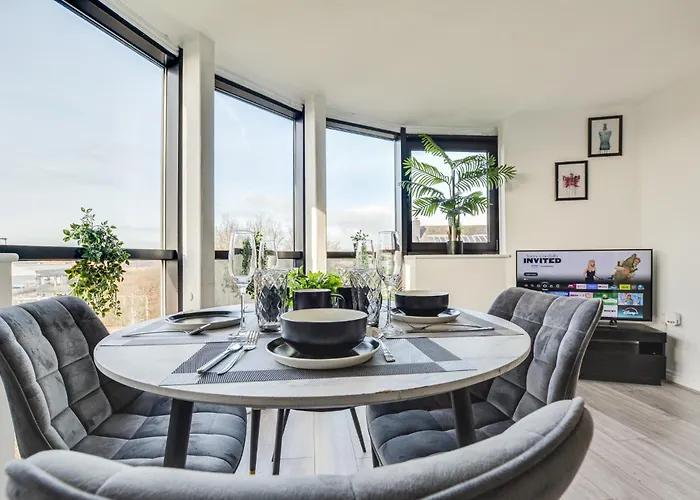 New Stylish Free Parking Sleeps 5 Or 6