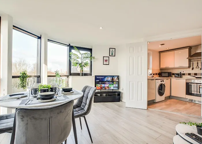 New Stylish Free Parking Sleeps 5 Or 6 * Manchester