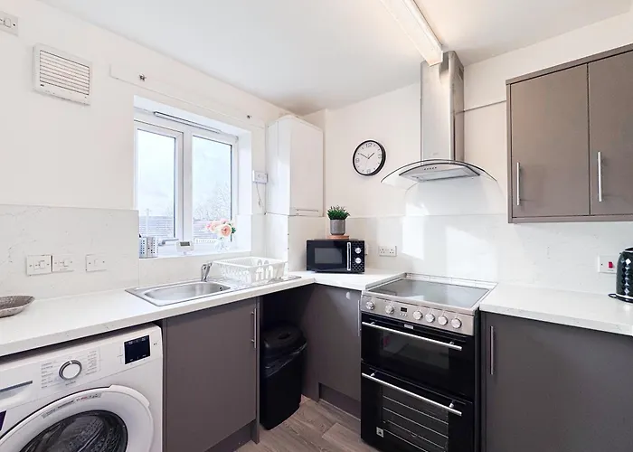 Lokfu Garden By Furnished 3 Bedroom House Free Parking Perfect For Contractors And Families Mánchester