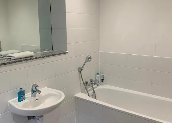 Spacious Penthouse With Parking * 맨체스터