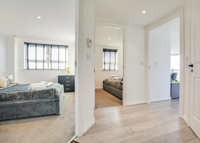 New Stylish Free Parking Sleeps 5 Or 6 Apartament *