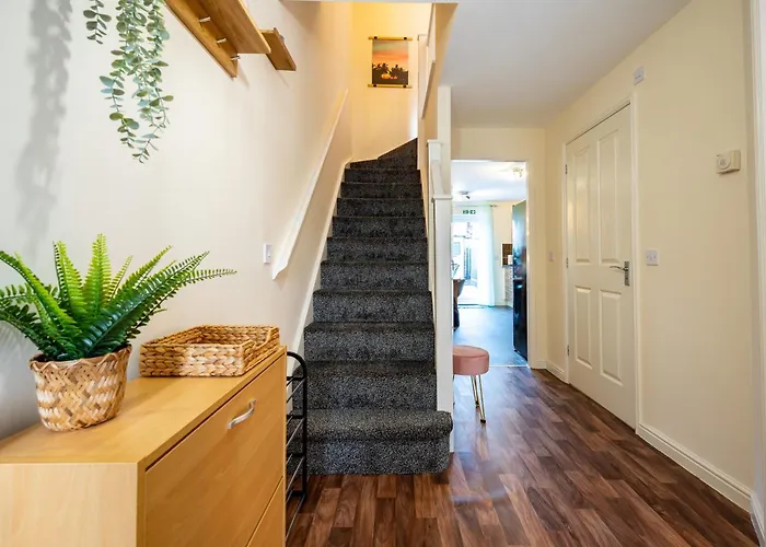 Cosy 4-bed House L Garden L Free Parking L Wifi L Specious L Hosted By The Cosy Corner Nationwide *