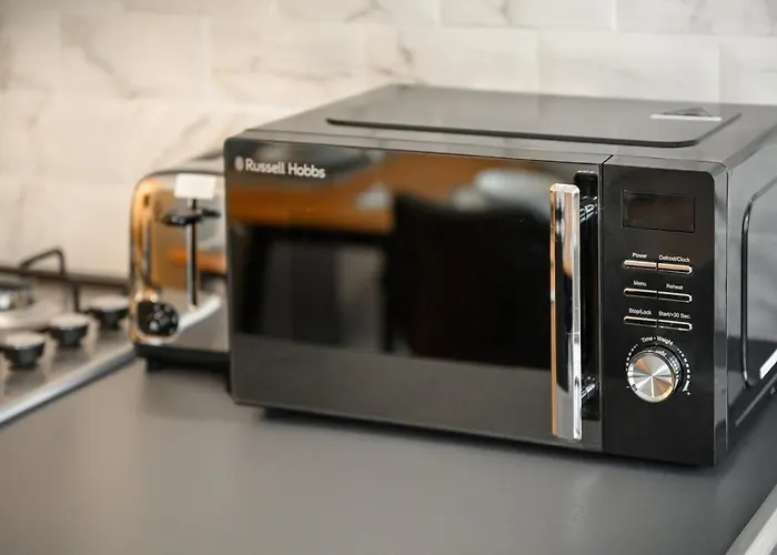 Spacious 4-bed Luxury - Garden, Free Parking, Sleeps 8 Apartman Manchester