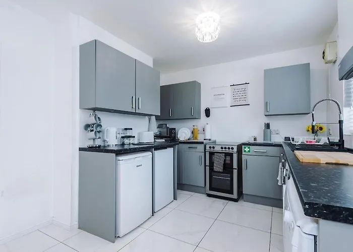 Stunning In Altrincham, Large Driveway, Sleeps 7, Perfect For Groups Apartamento