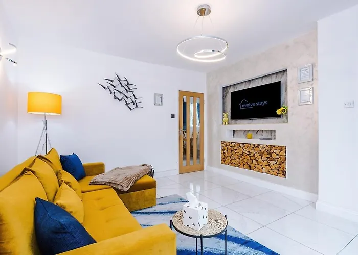 Stunning In Altrincham, Large Driveway, Sleeps 7, Perfect For Groups *