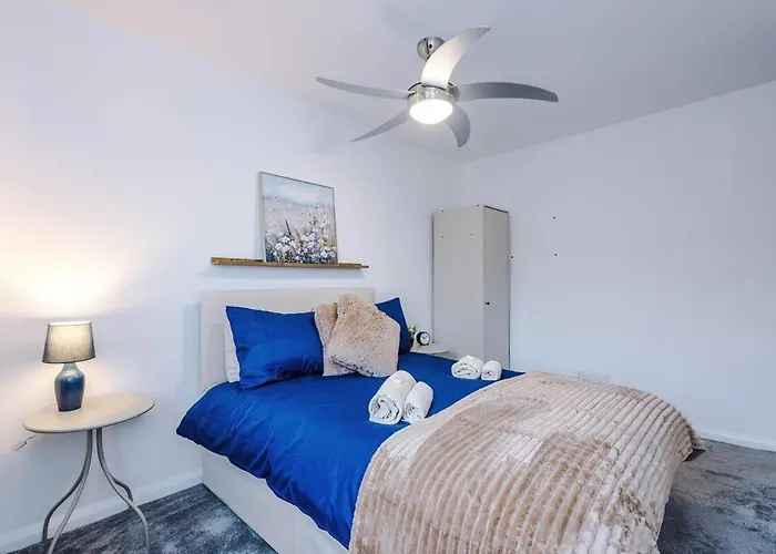 Stunning In Altrincham, Large Driveway, Sleeps 7, Perfect For Groups Apartamento