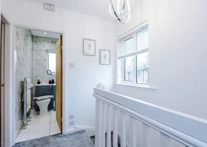 Stunning In Altrincham, Large Driveway, Sleeps 7, Perfect For Groups *