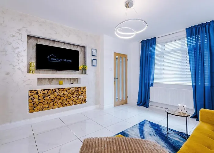 Stunning In Altrincham, Large Driveway, Sleeps 7, Perfect For Groups *
