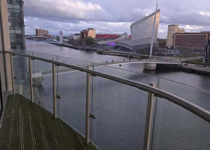 Lovely One Private Bedroom In Shared 2 Bedroom * 맨체스터