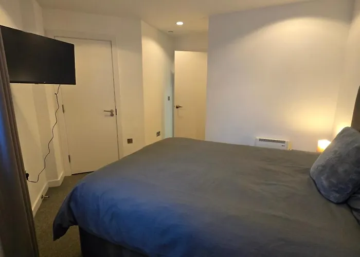 Lovely One Private Bedroom In Shared 2 Bedroom 맨체스터