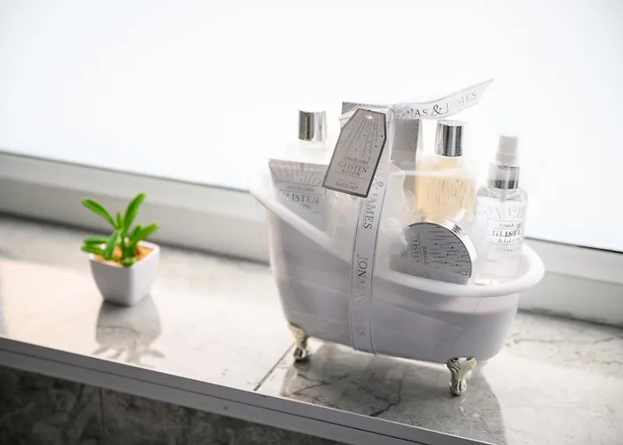 Apartman Spacious 4-bed Luxury - Garden, Free Parking, Sleeps 8 Manchester