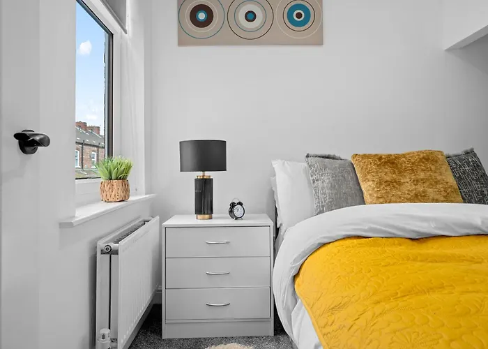 Spacious 4-bed Luxury - Garden, Free Parking, Sleeps 8 Apartman *