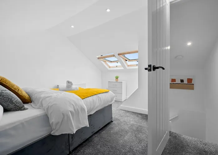 Apartman Spacious 4-bed Luxury - Garden, Free Parking, Sleeps 8 *