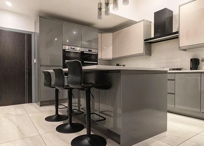 Beautiful 5 Bedroom Sleeps 12 People In *