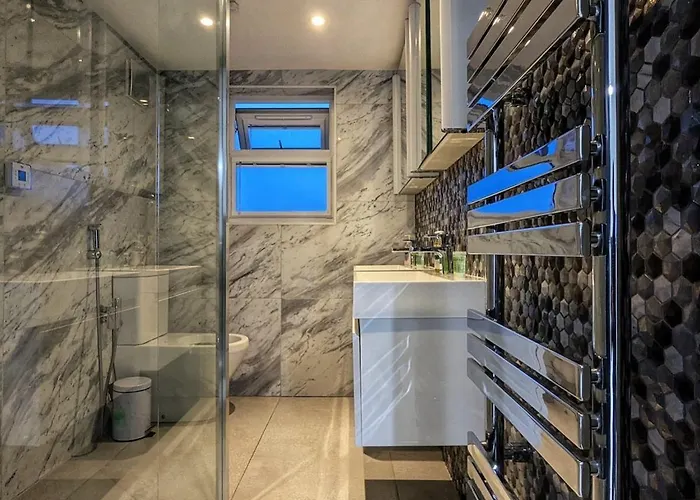 Beautiful 5 Bedroom Sleeps 12 People In 펜션