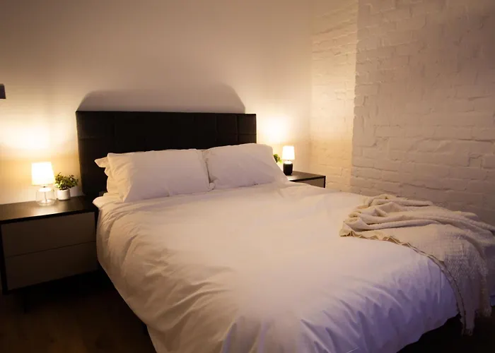 Stylish Cosy 4-bed Home, Sleeps Up To 10 With Large Sofa Bed, Near Royal Infirmary & Universities, Free Parking & Ultra-fast Wifi *