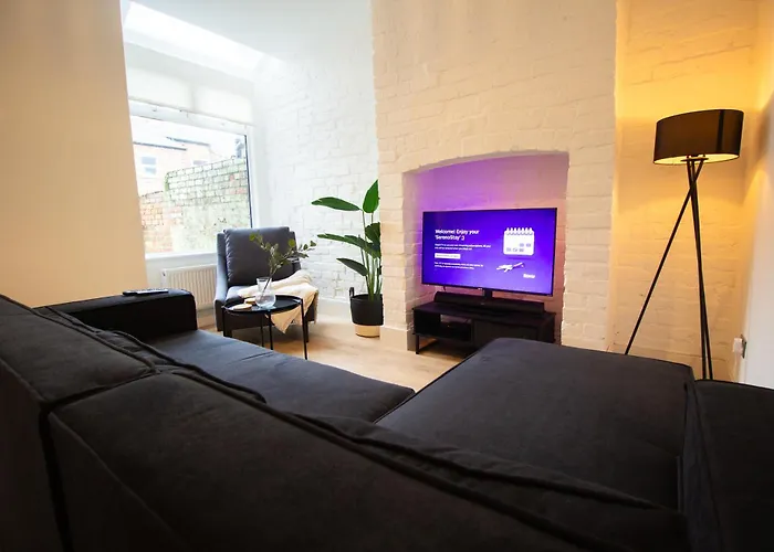 Stylish Cosy 4-bed Home, Sleeps Up To 10 With Large Sofa Bed, Near Royal Infirmary & Universities, Free Parking & Ultra-fast Wifi *