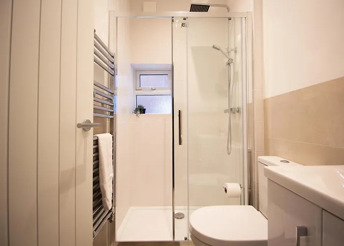 펜션 Stylish Cosy 4-bed Home, Sleeps Up To 10 With Large Sofa Bed, Near Royal Infirmary & Universities, Free Parking & Ultra-fast Wifi *