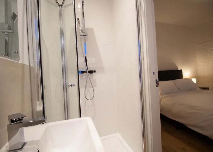 Stylish Cosy 4-bed Home, Sleeps Up To 10 With Large Sofa Bed, Near Royal Infirmary & Universities, Free Parking & Ultra-fast Wifi *