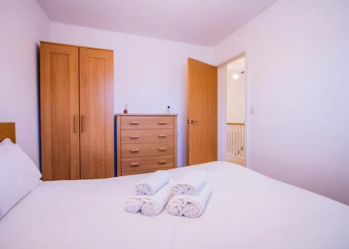 Charming 1br House In Eccles With Free Parking *