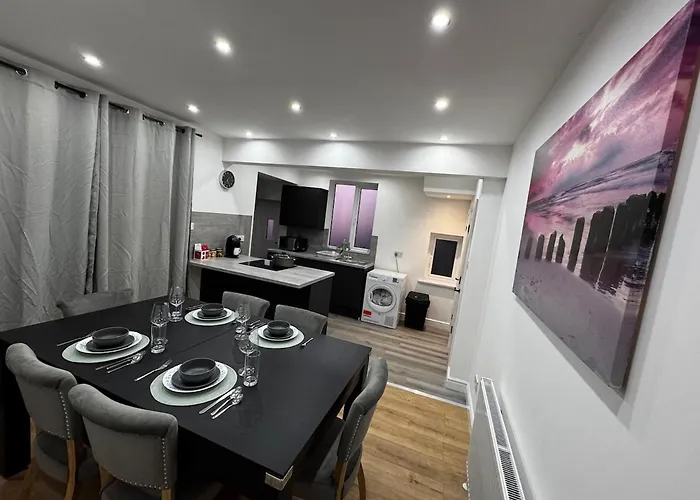 Betahouse -3br -pool Table -free Parking -spacious *