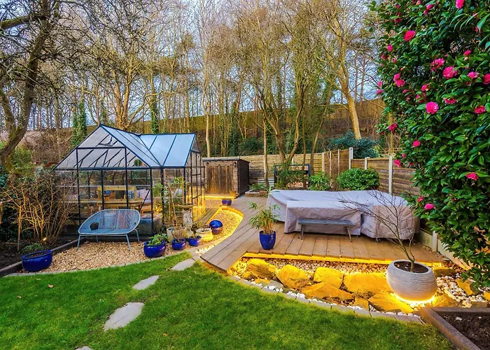 Сasa de vacaciones Unique In Northenden Urban Oasis Sleeps 8 *