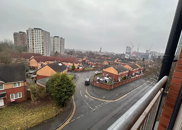 Centrally Located Modern 2 Bedroom Apartment, Minutes Walk To Ao Arena Manchester