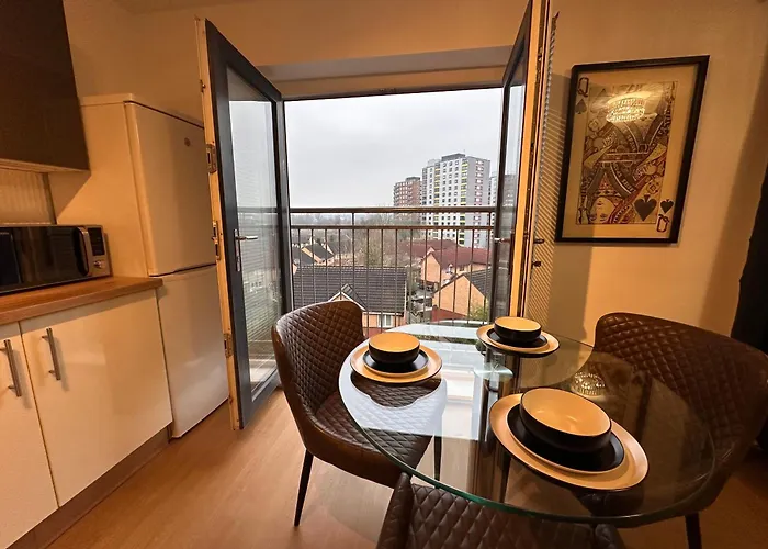 Centrally Located Modern 2 Bedroom Apartment, Minutes Walk To Ao Arena *