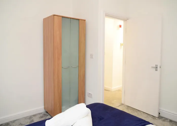 Aqua Springs, 2 Bedroom Sofa Bed, Sleeps 6, 1st Floor Apartment, Near Didsbury