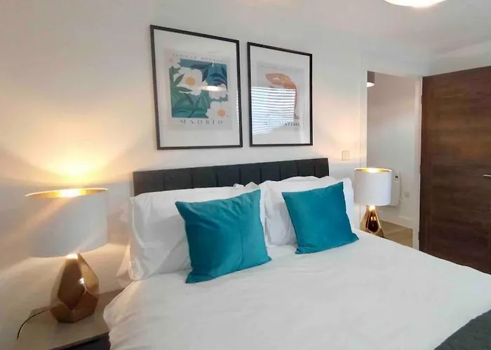 Luxury 2 Bed 2 Bath Flat Near Old Trafford