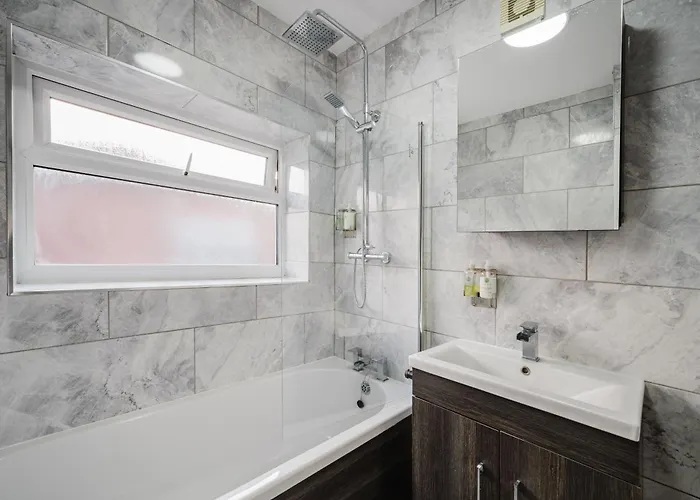 3br | Parking | Contractor | A57 & M60 Links * Manchester