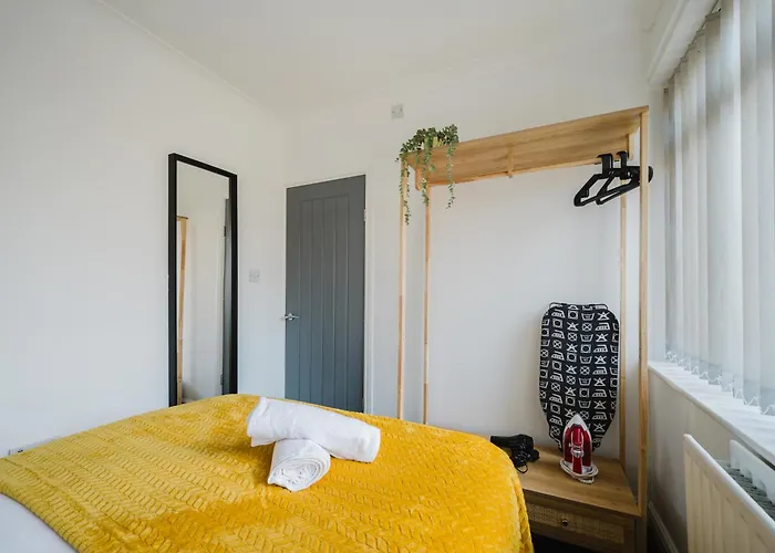 3br | Parking | Contractor | A57 & M60 Links Daire Manchester