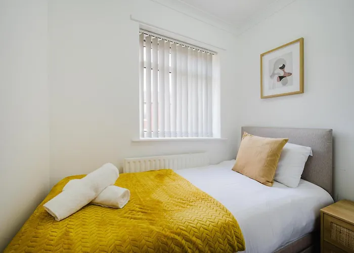 3br | Parking | Contractor | A57 & M60 Links Daire Manchester