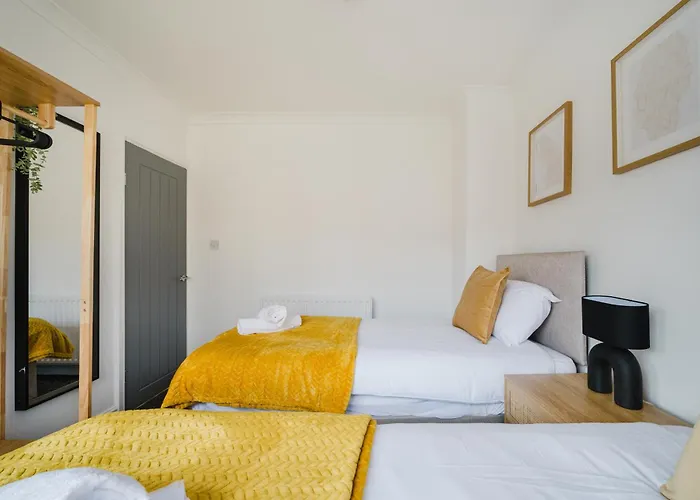 Daire 3br | Parking | Contractor | A57 & M60 Links Manchester