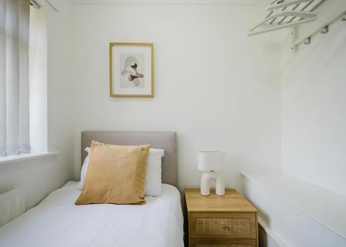 3br | Parking | Contractor | A57 & M60 Links *