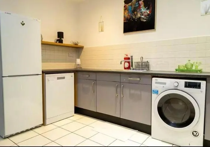 High-floor 2br In Heart مانشستر