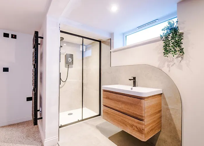 Opulent Oasis Large Luxury Sleeps 10 Manchester