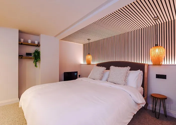 Opulent Oasis Large Luxury Sleeps 10 Manchester