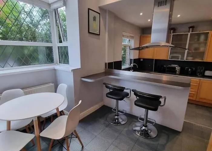 Near Mancity-center Sleeps11-4bigbedrooms,2xxl Lounges-2toillets-1xl Kitchen For Big Groups