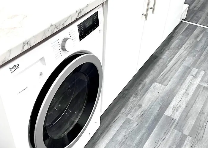 Luxury Spacious 4 Bedroom House - Free Parking - 5 Mins From Centre 아파트