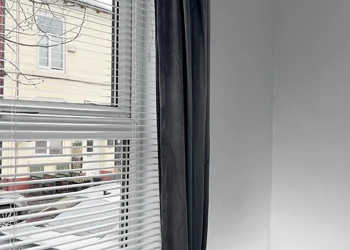 Luxury Spacious 4 Bedroom House - Free Parking - 5 Mins From Centre 아파트 *