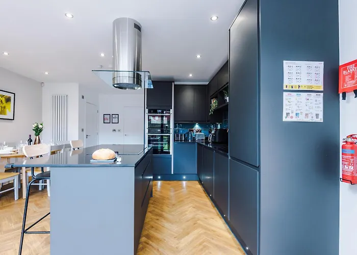 4 Bed House-2 Parking Spaces-vibrant Location Manchester