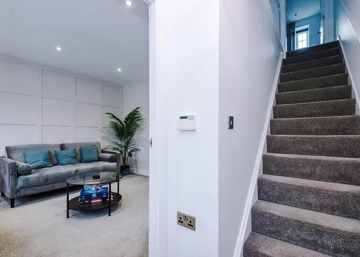 4 Bed House-2 Parking Spaces-vibrant Location Prázdninový dům Manchester