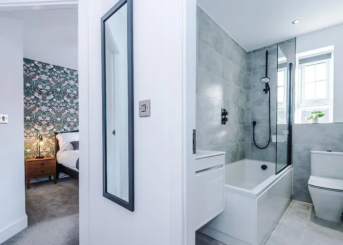 4 Bed House-2 Parking Spaces-vibrant Location