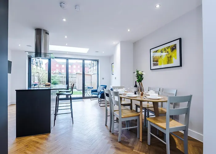 4 Bed House-2 Parking Spaces-vibrant Location Manchester